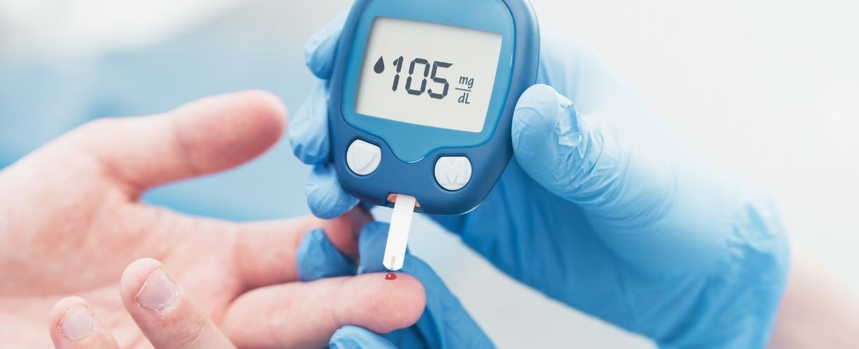 ¿Qué debo tener en cuenta al medir mis niveles de azúcar en sangre?