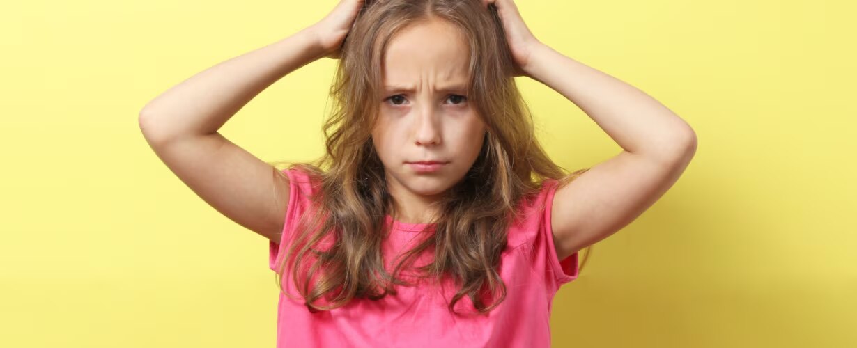 Consejos y recomendaciones para proteger a tus hijos de los piojos este regreso a clases.